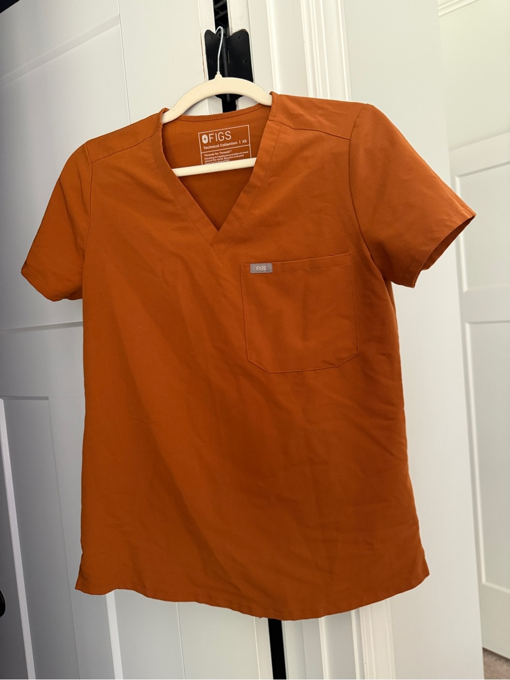 Figs scrub top‎ short sleeve v neck Atlantic Fall orange
